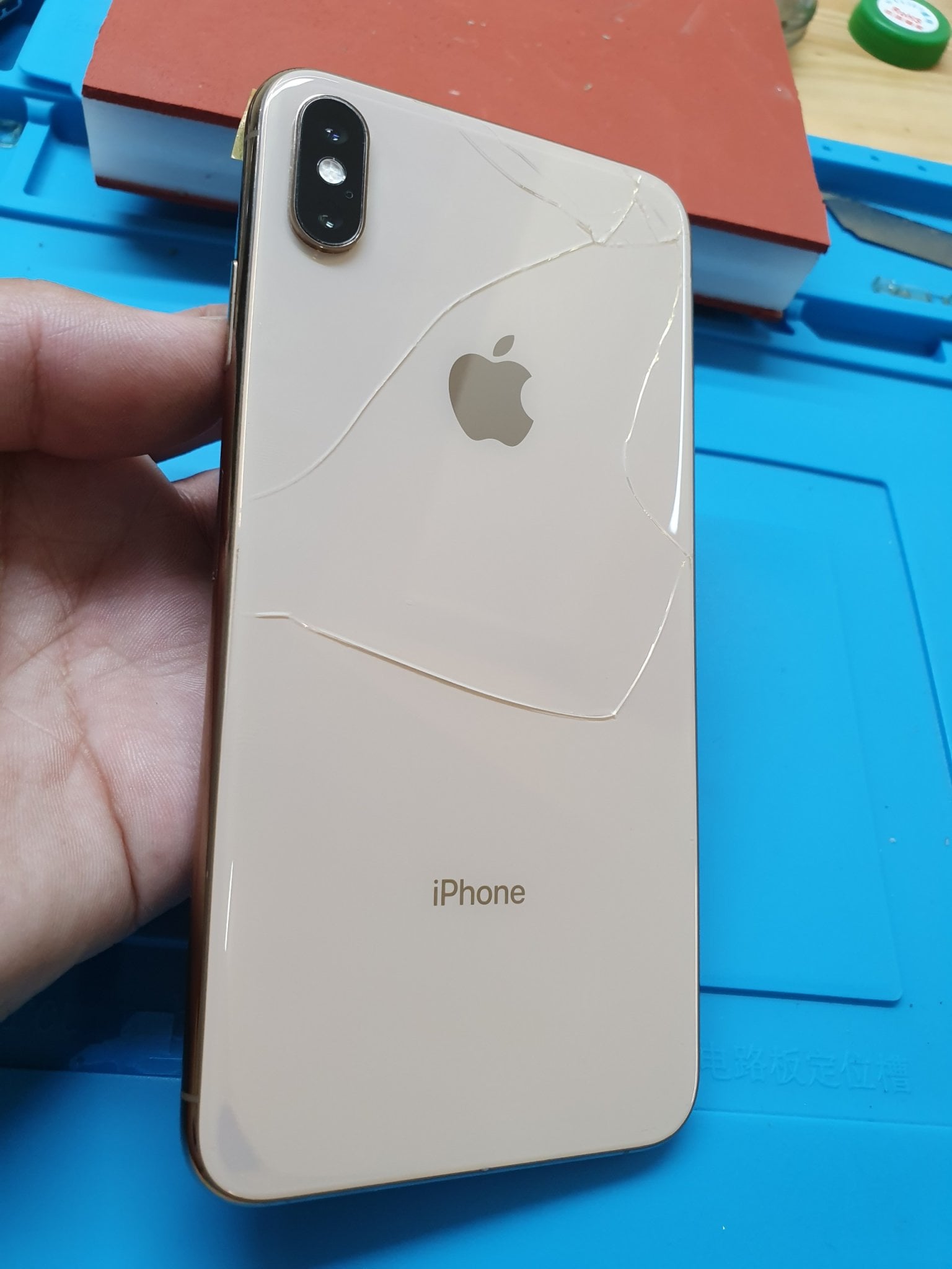 Dấu hiệu cần thay kính lưng iPhone XS Max