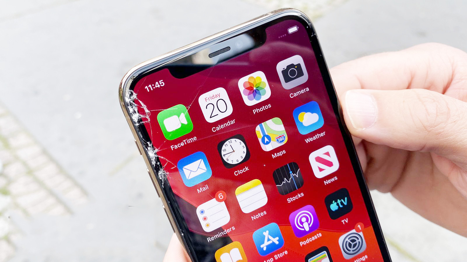 Màn hình iPhone XS Max bị trầy xước rất nhiều