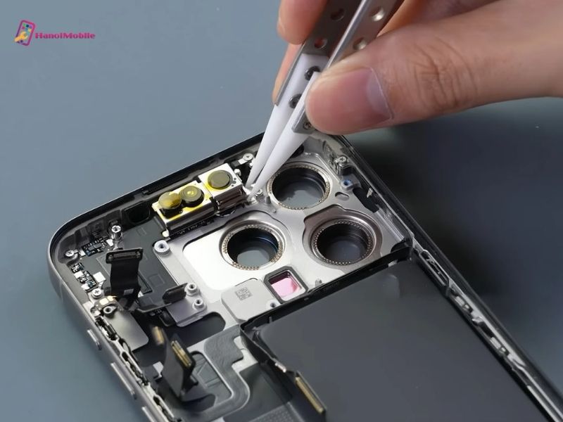 Nhân viên kỹ thuật tiến hành sửa chữa Face ID iPhone 15 Pro Max