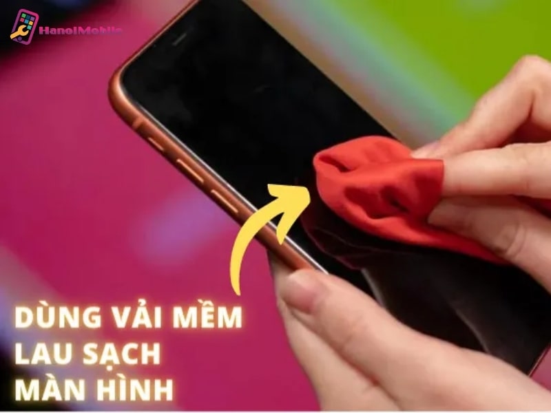 Dùng vải vệ sinh màn hình iPhone