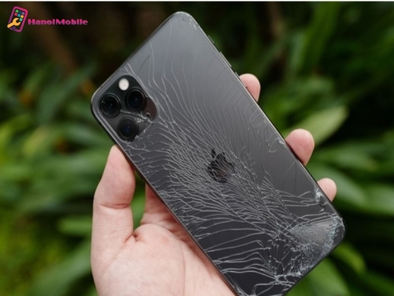 Nguyên nhân khiến điện thoại bị vỡ mặt sau